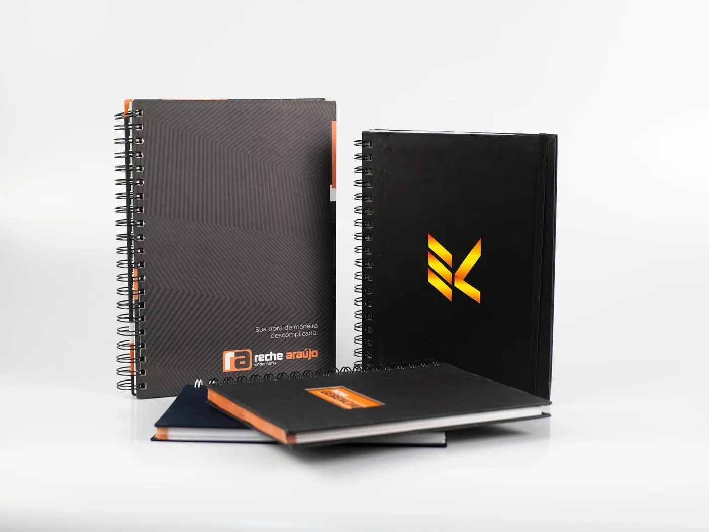 Cadernos wire-o com capa dura, padronagem em relevo e logotipo metalizado